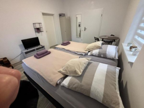 Apartment, Ferienwohnung- Bad-Küche- Parkplatz
